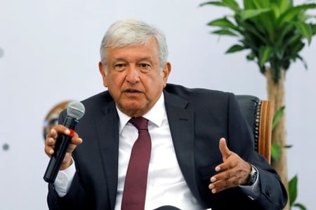　５月１０日、４月２８─３０日に実施されたＧＥＡ─ＩＳＡの世論調査によると、７月１日の大統領選で、元メキシコ市長の左派候補アンドレス・マヌエル・ロペス・オブラドール氏(（写真）の２位候補に対する支持率リードが、若干狭まっている。写真はメキシコシティーで７日撮影（２０１８年　ロイター／Carlos Jasso）