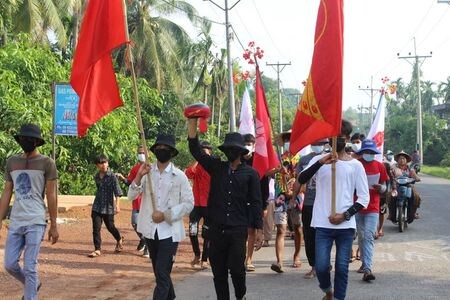 　４月２６日　ミャンマーでは、軍政反対派が市民に電気料金の不払いや、子どもを登校させないよう呼び掛けている。写真は４月２３日、ラウンロンで撮影（２０２１年　DAWEI WATCH via Reuters）