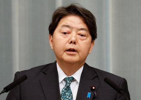 林芳正官房長官は２１日の閣議後会見で、長期金利が１１年ぶりの高水準まで上昇したことに関連し、金利は金融政策だけでなくマクロ経済情勢や市場センチメントなど「さまざまな要因を背景に市場で決まるもの」との認識を示した。写真は、２０２３年１２月１４日に官邸で会見する林氏。（２０２４年　ロイター／Issei Kato）