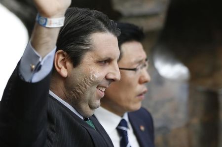 　９月１１日、今年３月にソウルでリッパート駐韓米国大使が果物ナイフで切り付けられた事件で、韓国の裁判所は、殺人未遂罪などに問われた金基宗被告（５５）に懲役１２年を言い渡した。写真は同大使の退院時の様子。３月撮影（２０１５年　ロイター/Kim Hong-Ji）