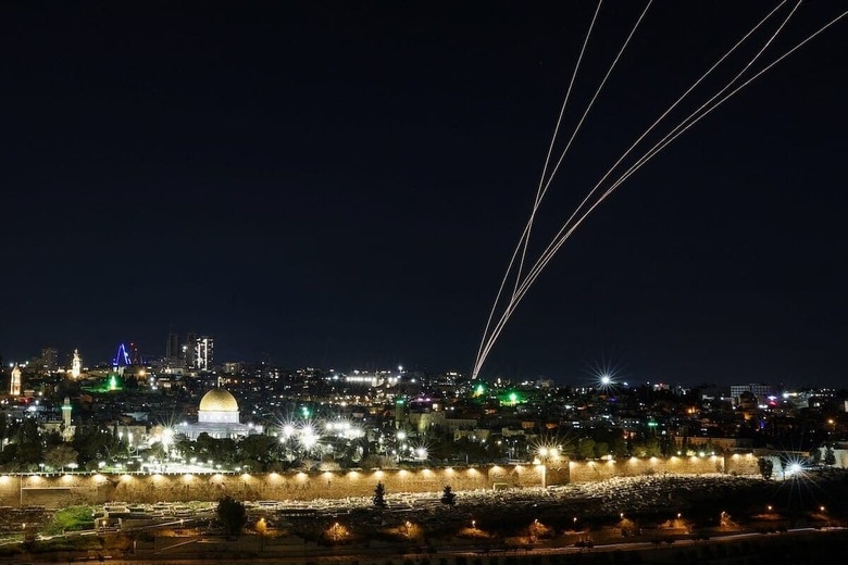 イランの報復ミサイルを迎撃するイスラエルの防空システム（3月1日、エルサレム）　REUTERS/Ilan Rosenberg