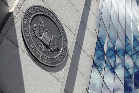 　米証券取引委員会（ＳＥＣ）は、気候変動リスクに関する規則案を早ければ来週１６日にも示す計画だと、関係筋が明らかにした。写真はワシントンのＳＥＣ本部で２０２１年５月撮影（２０２２年　ロイター／Andrew Kelly）