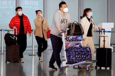 　７月８日、中国当局が新型コロナウイルス感染対策として使用している携帯アプリで、市民の旅行履歴の表示義務をこれまでの１４日分から７日分に短縮することが分かった。写真は北京の空港で２０２０年１１月撮影（２０２２年　ロイター／Thomas Peter）