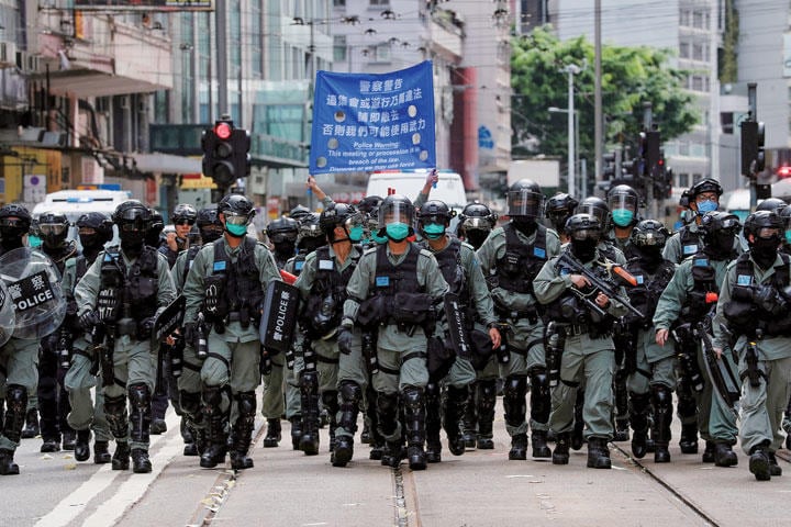 国家安全維持法に反対するデモの制圧に動員された警官（7月1日）　TYRONE SIU-REUTERS
