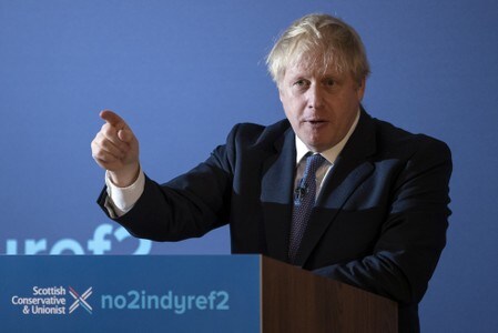 １１月２６日、来月１２日の英総選挙を控え、英紙タイムズとスカイニュースが報じた調査会社ユーガブの世論調査結果によると、ジョンソン首相率いる保守党の支持率が野党・労働党を１１ポイント上回った。写真はスコットランドのノースクイーンズフェリーで演説するジョンソン氏。代表撮影（２０１９年　ロイター）