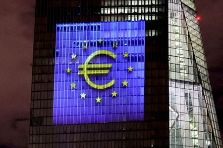 欧州中央銀行（ＥＣＢ）は１５日、ユーロ圏のインフレ見通しを引き上げ、物価上昇率が２０２５年までの予想期間を通じ目標の２％を上回ると予想した。（２０２２年　ロイター／Wolfgang Ratta）