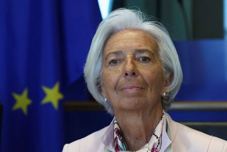 ラガルドＥＣＢ総裁は、ユーロ圏のインフレ率は今後数カ月で上昇する可能性があるが、政策金利を少なくとも数四半期、現行水準で維持すればインフレ率を２％に戻すことは可能と述べた。９月２５日、ブリュッセルで撮影（２０２３年　ロイター/Yves Herman)