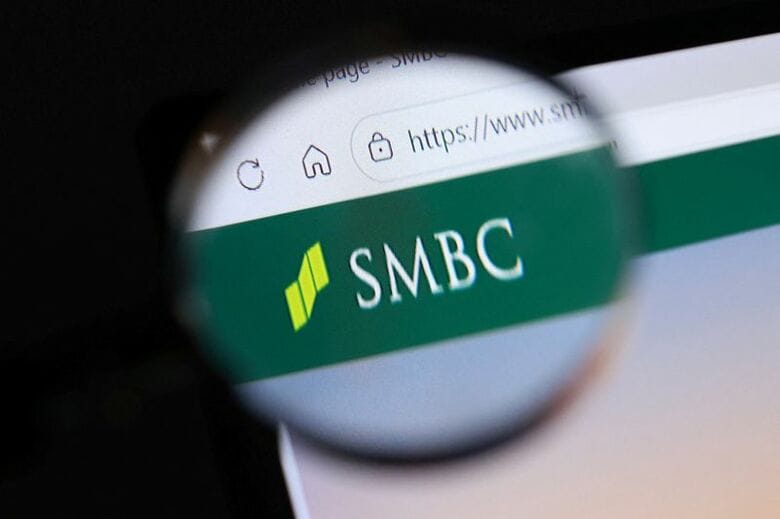 三井住友銀行のロゴ（2026年1月7日撮影）。REUTERS/Dado Ruvic