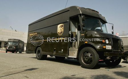 　７月１３日、米物流大手ユナイテッド・パーセル・サービス（ＵＰＳ）の従業員がストライキに入る構えを見せていることについて、米コンサルティング会社アンダーソン・エコノミック・グループ（ＡＥＧ）は１０日間の損失額が７０億ドルを超えると試算した。写真は同社の車両。カリフォルニア州 ロサンゼルスで２００８年７月撮影（２０２３年　ロイター／Fred Prouser）