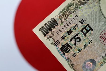 政府は２０２４年度予算編成で、国債利払い費の算出根拠としている長期金利の想定を１．９％とする方針だ。複数の政府筋が明らかにした。写真は円紙幣。２０１７年６月撮影（２０２３年　ロイター／Thomas White）