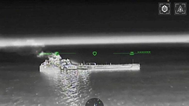 アゾフ海で空荷の石油タンカーから炎が立ち上る様子をとらえたとされるドローン映像。7月8日にウクライナ側が公開。REUTERS