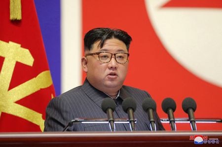 　９月２２日、北朝鮮を監視している米シンクタンク「３８ノース」は、衛星画像に基づき、北朝鮮が弾道ミサイルの搭載が可能とみられる新型潜水艦の進水準備を進めているもようとの分析結果を発表した。写真は金正恩朝鮮労働党総書記。平壌で撮影、９月６日公開（２０２２年　ロイター/KCNA）