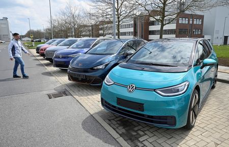 　８月８日、独自動車大手フォルクスワーゲンの経営権を保有するポルシェ家とピエヒ家は、今後、管理体制を強化し、戦略的な決定で発言権を高める意向。複数の関係筋が明らかにした。写真は独ツウィッカウで４月２６日撮影（２０２２年　ロイター/Matthias Rietschel）