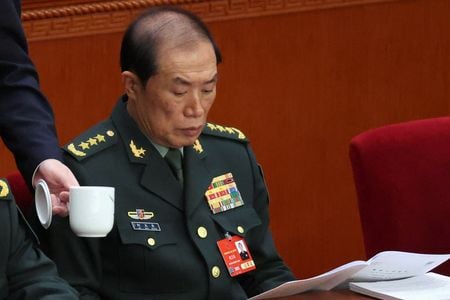 中国国防省は１７日、中央軍事委員会の何衛東副主席（写真）、同委員会の委員だった苗華氏が重大な規律違反で党籍剥奪処分を受けたと発表した。北京の人民大会堂で３月撮影（２０２５年　ロイター/Florence Lo）