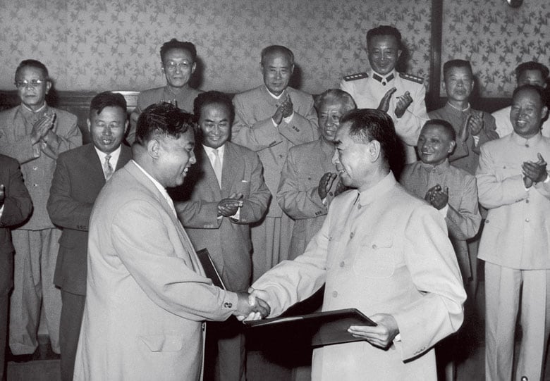 中朝友好条約に調印する金日成（左）と周恩来（1961年）　GAMMA-KEYSTONE/GETTY IMAGES