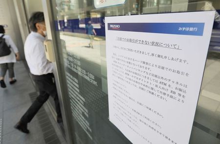 　９月２２日、金融庁は２２日、システム障害が相次いだみずほ銀行と持ち株会社のみずほフィナンシャルグループに対し、業務改善命令を出したと発表した。全店舗窓口での取引の受け付け・処理ができない状態になっていることを伝える店頭の張り紙、都内のみずほ銀行で先月２０日撮影（２０２１年　時事通信）