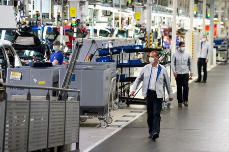　欧州連合（ＥＵ）統計局が９日発表した昨年第４・四半期のユーロ圏域内総生産（ＧＤＰ）確報値は改定値から下方改定された。写真はドイツのフォルクスワーゲンの工場。昨年４月撮影。代表撮影（２０２１年　ロイター）