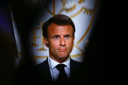 フランスのマクロン大統領は１２日、ドイツとポーランドの首脳との３者会談後、ウクライナのロシア軍に対する反転攻勢が始まったと述べ、ウクライナに対する一段の軍事支援の実施を確約した。パリで撮影（２０２３年　ロイター/Sarah Meyssonnier/Pool）