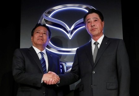 　５月１１日、マツダは、丸本明副社長（写真左、６０）が社長に昇格し、小飼雅道社長（右、６３）が会長に就くトップ人事を発表した。都内で撮影（２０１８年　ロイター/Kim Kyung-Hoon）