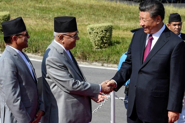 習近平とネパール首相K.P.シャルマ・オリが握手　Prakash Mathema/Pool via REUTERS