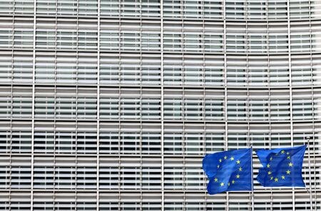 　欧州連合（ＥＵ）の執行機関である欧州委員会は５月２４日、各加盟国に対し、財政を維持するため今年末までにエネルギー支援策を終了するよう勧告した。ブリュッセルの欧州委本部の外で３月１３日撮影（２０２３年　ロイター/Yves Herman）