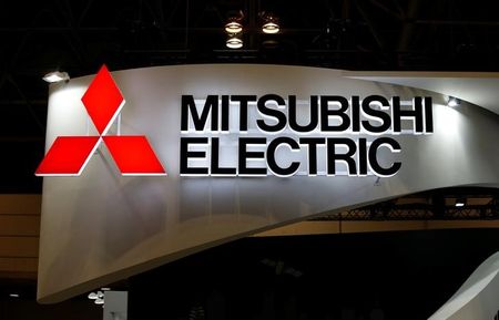 　３月１２日、三菱電機は、２０３０年度に防衛システム事業の売上高を６０００億円以上、営業利益率を１０％以上にすると発表した。写真は、イベントで掲示された同社ロゴ。２０１７年１０月、千葉県の幕張メッセで撮影（２０２５年　ロイター/Toru Hanai）