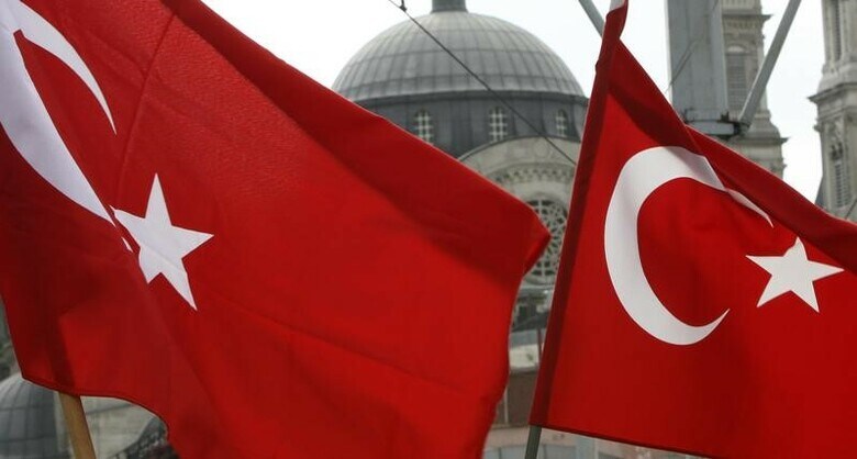 １１月１３日、トルコのジャニクリ国防相は、ロシアの地対空ミサイルＳ４００の購入を完了したと明らかにしたうえで、独自のミサイル防衛システム構築に向け、欧州の企業連合の協力を受けることも検討していると述べた。写真はトルコ国旗。イスタンブールで２００７年１０月撮影（２０１７年　ロイター／Fatih Saribas）