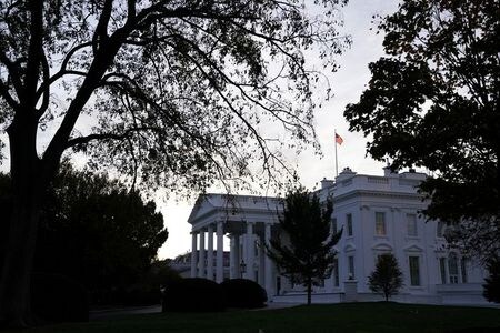 １１月３日、米金融市場は、世論調査が示唆するように米大統領選で民主党のバイデン前副大統領が勝った場合に同氏が企業にも優しい穏健派の大統領になるのか、はたまた進歩的な法制度導入を促進する大統領になるかを見定めるため、新閣僚人事に思いをはせている。ホワイトハウス前で撮影（２０２０年　ロイター/Erin Scott）