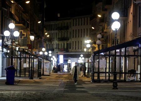 ２７日、フランスで、約２万７０００人の新型コロナウイルス新規感染者が確認された。仏ニースで２６日撮影（２０２１年　ロイター/Eric Gaillard）
