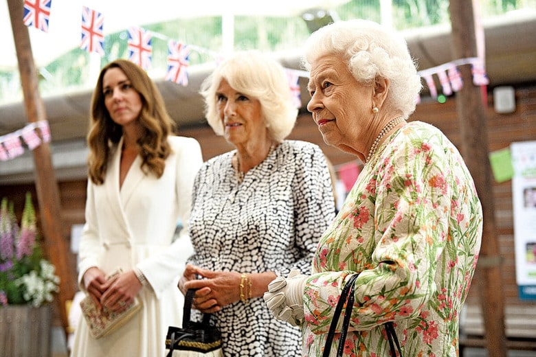 エリザベス女王、キャサリン妃と（21年6月）　OLI SCARFFｰWPA POOL/GETTY IMAGES