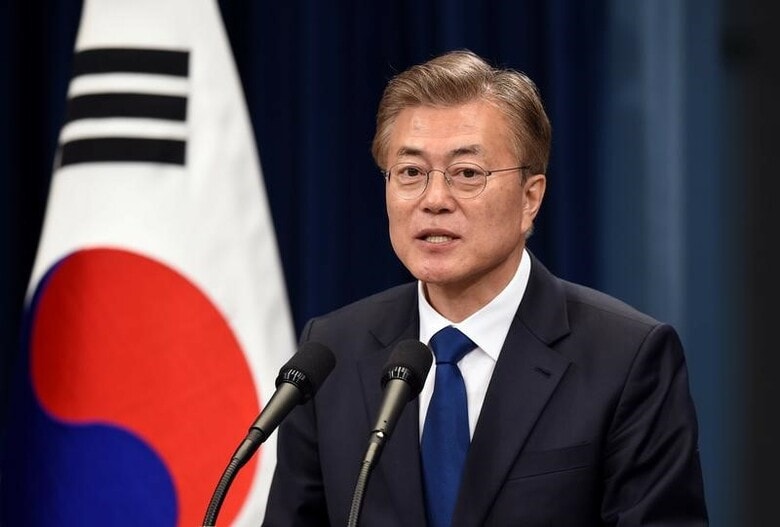５月１５日、韓国は１５日、日本、米国、中国、ロシア、ドイツの５カ国に特使を派遣すると発表した。朝鮮半島情勢が緊迫する中、関係強化を目指す。写真は文在寅（ムン・ジェイン）韓国大統領。１０日韓国ソウルでの代表撮影（２０１７年／ロイター）