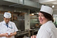 日本の女性を息苦しさから救った米国人料理家、日本で寿司に死す