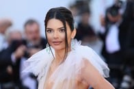 「思わず二度見した...」大事な部分を花びらで隠しただけ...米モデルの過激衣装にファン驚愕