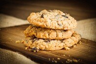 「化石みたい」「食べられる？」 リサイクル店で99年前のクッキーを発見...その数奇な運命も明らかに