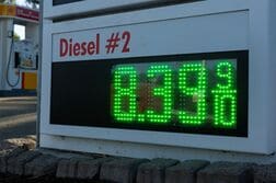 トランプ政権下の燃料平均価格、バイデン前政権時を上回る＝米ＡＡＡ