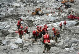 中国・ネパール国境土石流現場で捜索続く、外国記者が現地入り
