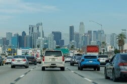 米で夏のドライブシーズン幕開け、ガソリン高が家計圧迫　運転計画縮小も