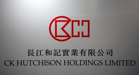 2016年3月17日、香港で行われた記者会見でCKハチソン・ホールディングスの社ロゴが表示されている。REUTERS/Bobby Yip