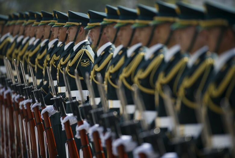 １２月２１日、かつて「８つのノー」と表現された、集団的自衛権の行使や武器輸出などを認めない日本の安全保障政策のほとんどは、もはや過去のものになりつつある。防衛省で１６日撮影（２０１５年　ロイター／Issei Kato）