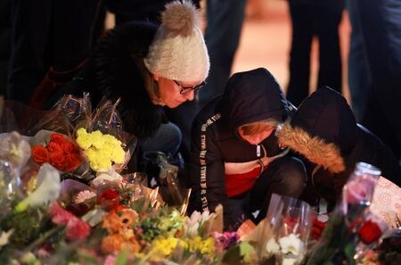 スイス捜査当局は、スキーリゾート、クランモンタナのバーで約４０人が死亡した火災について、シャンパンボトルに取り付けられたスパークラーキャンドル（卓上花火）を天井に近づけ過ぎたことが原因とみられるという認識を示した。２日、クランモンタナで撮影（２０２６年　ロイター/Stephanie Lecocq）