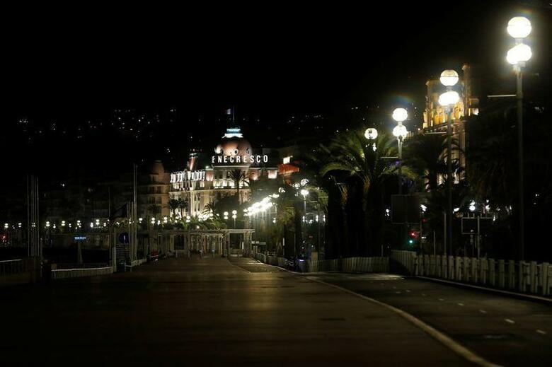 フランスで25日、過去24時間の新型コロナウイルス感染者数が過去最多の5万2010人となり、前日の4万5422人に続いて記録を更新した。夜間外出禁止令で人通りのない仏南部ニースの街で24日撮影。（2020年　ロイター／Eric Gaillard）