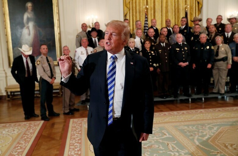 ９月５日、トランプ政権の高官は同日付の米ニューヨーク・タイムズ（ＮＹＴ）紙に匿名を条件に寄稿し、同政権の多数の高官がトランプ大統領の言動の危うさを認識し、同氏が掲げる一部政策について実現を阻止しようと政権内で画策してきたと暴露した。ホワイトハウスで記者団に語りかけるトランプ氏（２０１８年　ロイター/Leah Millis）