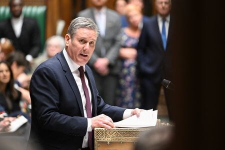 　６月２０日、英野党・労働党は、陸上風力発電の規制緩和などを盛り込んだ脱炭素化政策を発表した。写真は同党のスターマー党首。提供写真（２０２３年　ロイター／UK Parliament）