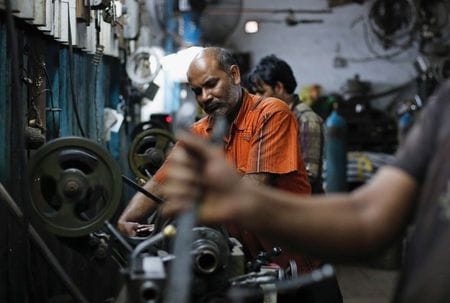 　インド政府は、輸入依存の削減と輸出振興に向けた取り組みの一環として、世界市場で中国が大きなシェアを握っている分野などで特定の製品の国内生産を奨励する計画だ。写真はムンバイ。２０１３年１０月撮影（２０１３年　ロイター／Danish Siddiqui）