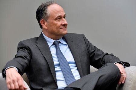 　米ホワイトハウスは１２月７日に開くユダヤ人コミュニティー指導者との会合で、反ユダヤ主義の高まりについて話し合い、全米各地で報告されているユダヤ人への暴力などに焦点を当てる。写真はダグラス・エムホフ氏。コロラド州デンバーで３月代表撮影（２０２２年　ロイター）