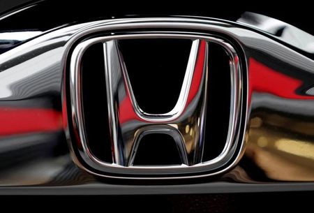 ８月２８日、日産自動車とホンダは、台風１０号の接近に伴い、それぞれ九州に構える工場の稼働を２９日から３０日にかけて一時停止すると明らかにした。写真はホンダのロゴ。都内で２０１９年２月撮影（２０２４年　ロイター／Kim Kyung-hoon）