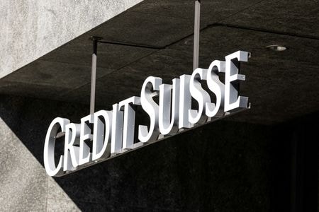 　４月１３日、スイスの金融大手ＵＢＳは、救済買収したクレディ・スイスの国内部門の新規株式公開（ＩＰＯ）の可能性を検討するため、ＪＰモルガンと契約を結んだ。スイス・チューリヒで４月４日撮影（２０２３年　ロイター/Pierre Albouy）