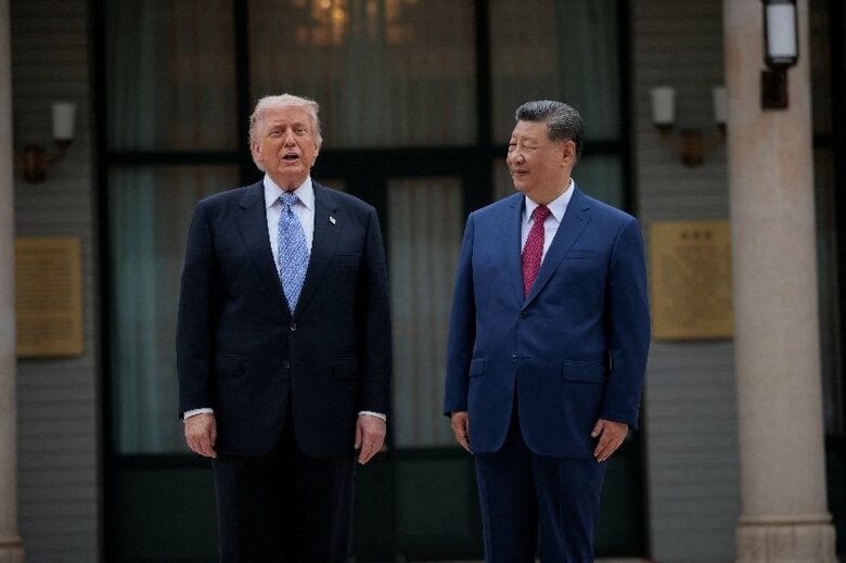習近平国家主席（右）と記念撮影するトランプ米大統領。中国・北京の中南海庭園で15日撮影。REUTERS/Evan Vucci/Pool