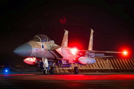 米議会の民主党重鎮議員２人は、Ｆ１５戦闘機５０機（１８０億ドル以上相当）を含むイスラエルへの大規模な兵器売却を承認した。米紙ワシントン・ポストが１７日、匿名の当局者３人の話を基に報じた。写真はイスラエル軍のＦ１５戦闘機。４月１４日公開（２０２４年　Israel Defense Forces/Handout via REUTERS）