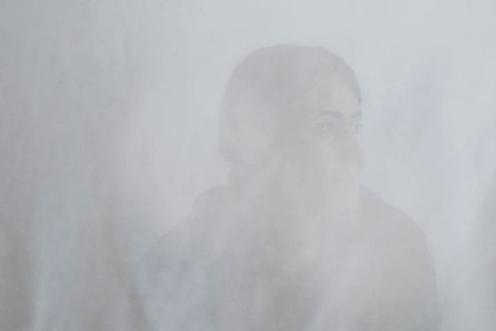 ＜バディア（1979年生まれ）＞ 14年8月3日、暮らしていたイラク北部の村にISISが侵攻。彼女は若い女性たちとバスでシリアのラッカに連れて行かれ、オーストラリア人の戦闘員の家で掃除係として働かされた。その後、救出されて現在は親戚とイラクの難民キャンプで暮らす（個人が特定されないように白いスカーフ越しに撮影）